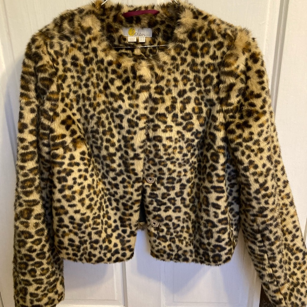 Boden Leopard faux fur animal print short jacket. Size 6